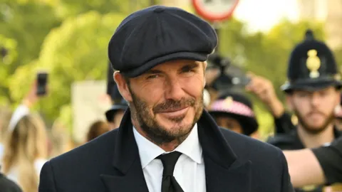 "เดวิด เบคแคม" ต่อแถว 12 ชั่วโมง เข้าสักการะพระบรมศพ "ควีนเอลิซาเบธที่ 2"