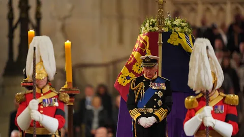 ทรงยืนสงบนิ่งไว้อาลัย