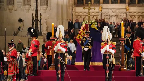 ผู้นำทั่วโลกร่วมพิธีควีนเอลิซาเบธ "ชาร์ลส์" อารักขาหีบพระบรมศพ ยืนสงบนิ่ง 15 นาที!