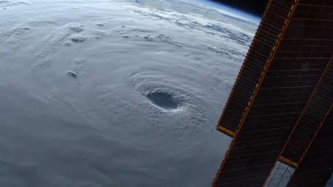 ขนลุก นักบินอวกาศ ISS เผยภาพสุดสะพรึง ไต้ฝุ่นนันมาดอล ถล่มญี่ปุ่น