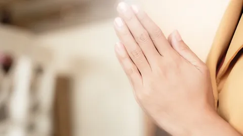 ฝันว่าสวดมนต์ นะโม อิติปิโส และบทอื่นๆ หมายความว่าอย่างไร