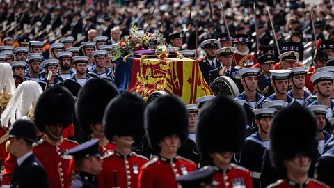พสกนิกรส่งเสด็จแน่นขนัด พระบรมศพควีนฯ ประทับเคียงคู่พระสวามี ณ พระราชวังวินด์เซอร์ (คลิป)