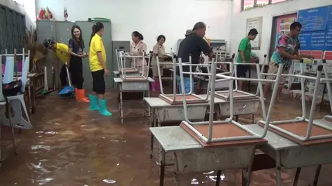 ลำสะแทดล้นเอ่อท่วม ร.ร.บ้านบุ่งเบา ที่ อ.พุทไธสง ผอ.สั่งปิดเรียน 5 วัน