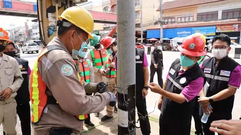 กฟภ. และเทศบาลเมืองอุดรฯ ไล่ตรวจเช็ก เสาไฟส่องสว่าง กันไฟรั่วตอนน้ำท่วม