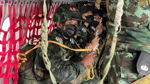 สุดยอดชายชาติทหาร "บัวขาว" ท้ามฤตยู นำทีมฝึกกระโดดจัมป์แรก (คลิป)