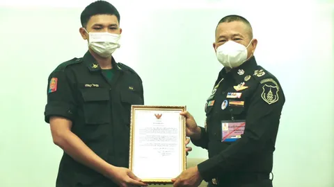 "บิ๊กบี้" เปิด ทบ. มอบโล่ "น้องบอส" ยกย่องแบบอย่างสังคม ชวนเข้า ร.ร.ตท.