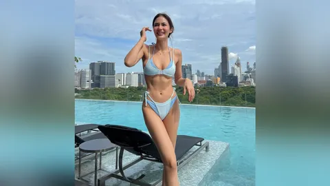 น้ำตาล ชลิตา ใส่บิกินีสีฟ้าอวดความแซ่บ เห็นแล้วอยากจะกัดเอว