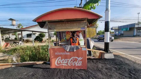 "หลวงข้อง" จราจรอาสาแยกบ้านกลาง แม้มีไฟแดงก็จะขอโบกรถต่อจนกว่าจะหมดแรง