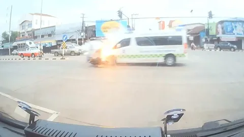 ลุง 60 โดนรถพยาบาลฝ่าไฟแดงสี่แยกเชียงยืน ชน จยย.ระเบิดไฟลุกคลอกร่างตาย