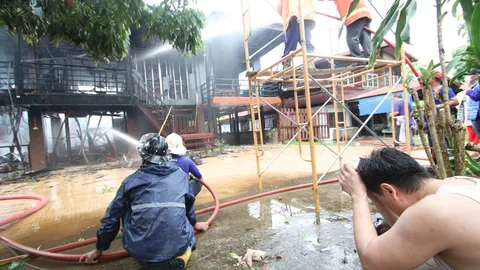 หนุ่มนครพนมไฟไหม้บ้านเผาวอด 2 หลังสูญกว่า 5 ล้าน เหลือแค่เสื้อผ้าชุดเดียว