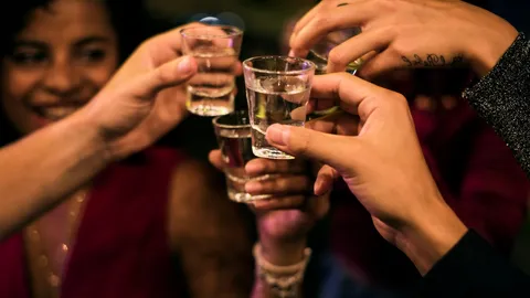 วิจารณ์สนั่น จัดแข่งดวดเหล้าขาว ตั้งแต่เย็นถึงเที่ยงคืน ชี้สุดอันตราย