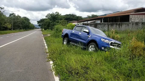 จอดกระบะหน้าบ้านแล้วหาย นึกว่าถูกลักที่แท้ไหลลงหนองน้ำห่างไป 300 เมตร