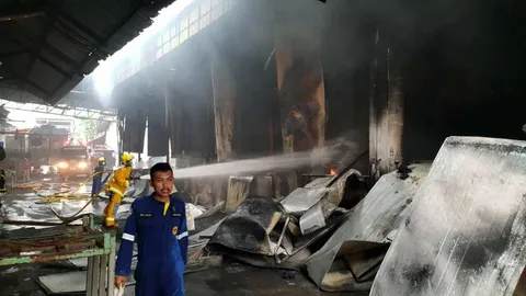 ไฟไหม้โกดังในโรงงานแปรรูปซีฟู้ดที่สมุทรสาคร ลามไปติดบ้านคนอีก 4 หลัง