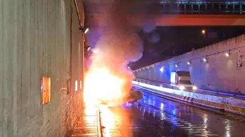 ระทึกไฟไหม้รถเบนซ์กลางอุโมงค์เกษตร คนขับเปิดประตูวิ่งหนีตายหวิดไม่รอด