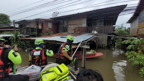 อุตุฯ เตือน "พายุโนรู" ฉบับที่ 2 กู้ภัยอุบลฯ ล่องเรือแจกข้าวช่วยน้ำท่วม