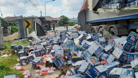 รถพ่วง 2 คันชนกันบนทางโค้งขวางถนนที่ อ.ป่าแดด เชียงรายเสียหายรวม 5 ล้าน