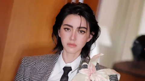 ร่วมงานแฟชั่นโชว์ที่อิตาลี "ใหม่ ดาวิกา" ทำฮือฮาแต่งลุคแด๊ดดี้หล่อเฟี้ยวเกี่ยวหัวใจสาวๆ