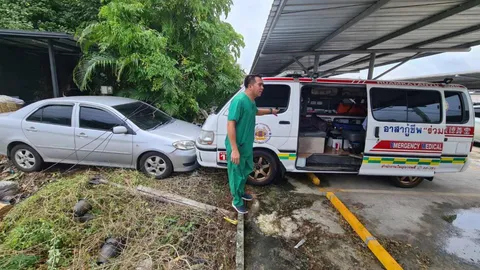 สุดงง รถตู้กู้ภัยมีพลังงานสถิต ข้ามฝั่งดันรถเก๋งตกลานจอด (คลิป)