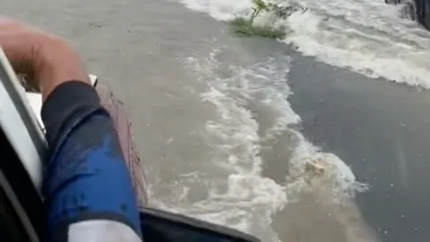 ไวรัลฮา หนุ่มแชร์คลิป ขับรถฝ่าน้ำท่วม โซเชียลเอาแต่โฟกัส ขอดูที่ปัดน้ำฝน