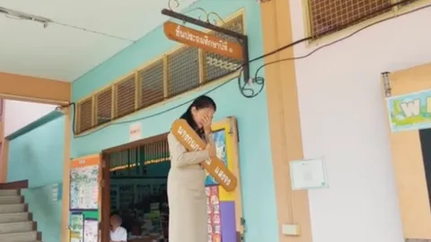 เรือจ้างวางพาย ครูสาวปลดป้ายชื่อตัวเองออกทั้งน้ำตา ถึงเวลาต้องเกษียณ 