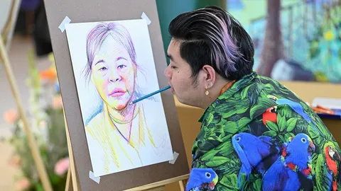 ศิลปินพิการหัวใจแกร่ง สร้างผลงาน "ศิลป์สวย หัวใจหิน" เพื่อผู้ด้อยโอกาส