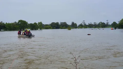 เด็กนักเรียนที่สุรินทร์ ไปเล่นน้ำท่วมริมถนนจมหาย 4 คนช่วยได้ 3 ตาย 1 ศพ