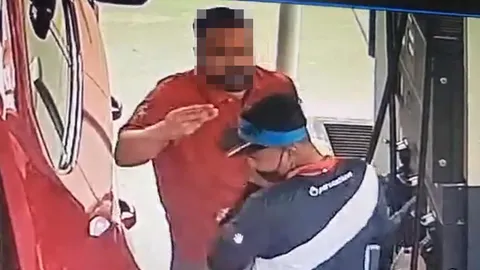 เสี่ยหัวร้อนตบหน้าเด็กปั๊ม หลังปิดฝาทำน้ำมันกระเด็นใส่รถลัมโบร์กินี (คลิป)