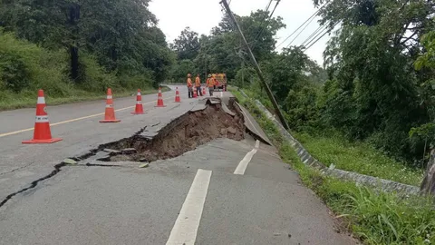 พายุโนรูเริ่มพ่นพิษ แม่ฮ่องสอนดินสไลด์ ทางหลวง 108 ทรุด รถนักเรียนจมน้ำ