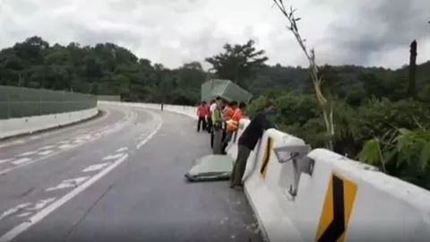 "สยองสาย 304" สิบล้อตกเขา เหวี่ยงคนขับดับร่างแหลก คาดหลับใน-ไม่ชินทาง