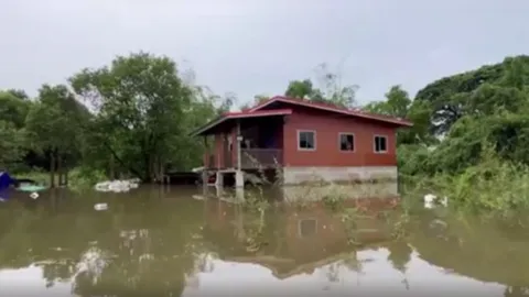"อุบลฯ" ระทม-ฝนถล่ม หลายพื้นที่ถูกน้ำท่วม "วารินฯ" อ่วมจม 2 เมตร (คลิป)