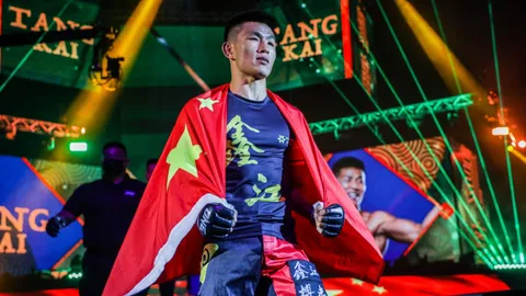 จีนปิดเมืองต้อนรับฮีโร่ "ถัง ไค" แชมป์โลก ONE MMA ชายคนแรกจากแดนมังกร (คลิป)