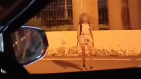 โซเชียลชื่นชม หนุ่มพลเมืองดี ช่วยเด็กต่างชาติ แบกเป้เดินคนเดียวริมถนน