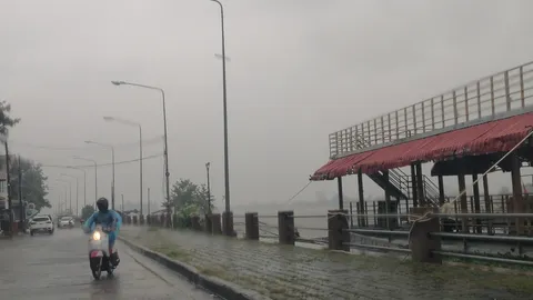 อุตุฯ ฉบับ 15 พายุโนรู อยู่ห่างอุบลฯ 20 กม. คาดถึงโขงเจียมเย็นนี้