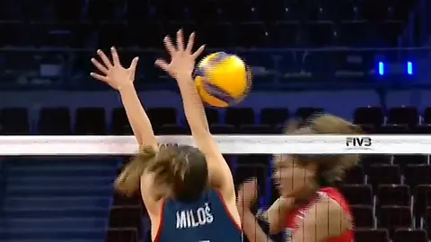 เสียงน้าหังลอยมาเลย ย้อนชมจังหวะ "อัจฉราพร" ตบโค้งๆ หนีมือ 3 สาวโครเอเชีย (คลิป)