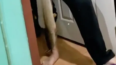 อิ่มถ้วนหน้า นักศึกษาจับปลาดุกได้ตัวใหญ่ บอกเป็นสวัสดิการ จากน้ำท่วม