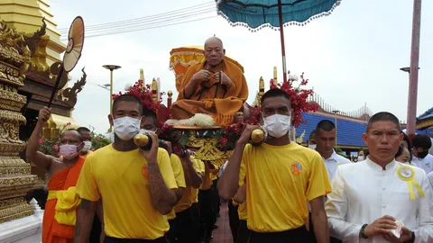 ศรัทธาแน่นวัด ร่วมงานมุทิตาจิต "ครูบาญาณทิพย์" คอหวยได้ "เลขเด็ด" เสี่ยงโชค