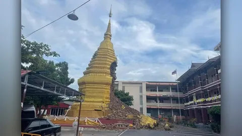นาที พระธาตุเจดีย์ วัดศรีสุพรรณ เชียงใหม่ อายุกว่า 500 ปี พังถล่ม (คลิป)