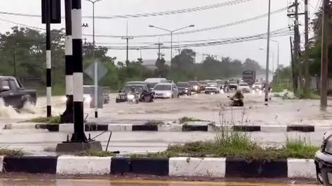 สระบุรีฝนตกหนัก น้ำป่าทะลักที่แก่งคอย ท่วมถนนหน้าสนามฝึกยิงปืนใหญ่รถถัง