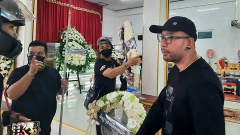 เอ๋ เชิญยิ้ม เศร้ารดน้ำศพลูกชาย เผยโทรไปย้ำเรื่องขับรถ หลังมีลางบอกเหตุ  