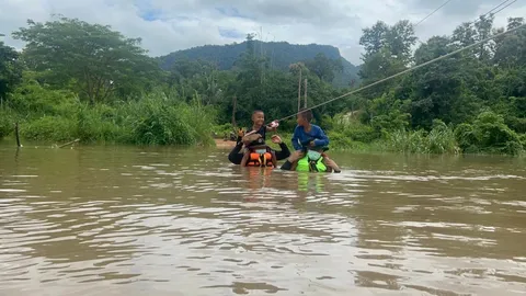 ฝนถล่มดอย น้ำป่าหลาก ปิดทางบ้านกะเหรี่ยง 70 ครัวเรือนระทมหนัก