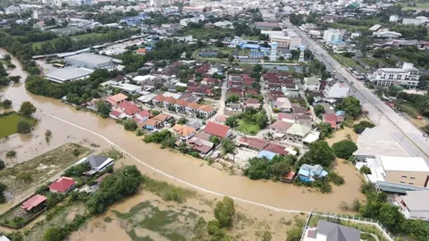 "ชัยภูมิ" ระทึก น้ำเขื่อนทะลักล้นพนัง ไหลท่วมตัวเมืองหนัก ส่อวิกฤติซ้ำ