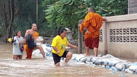 พระอุ้มศพหนี ระทึกพนังน้ำพัง ท้ายเขื่อนทะลักท่วม "เกาะเกร็ด" ร้านค้าปิด