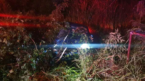 เศร้าเก๋งผัวเมียกลับไม่ถึงบ้าน ฝนตกถนนลื่นลงข้างทางที่ปทุมฯ ตาย 1 สาหัส 1