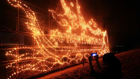 ตระการตาโชว์ไหลเรือไฟ ก่อนคืนออกพรรษานครพนม เผยกว่าจะงดงามลงทุนนับล้าน (คลิป)