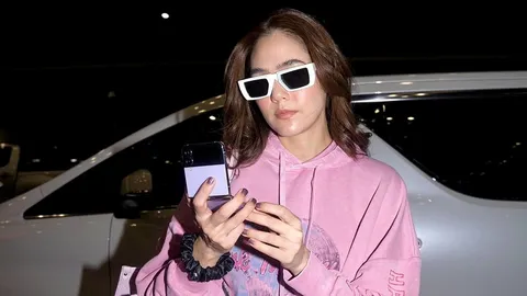 "ชมพู่-อารยา" บินไปร่วมงาน ปารีส แฟชั่นวีก 2022 แค่แฟชั่นสนามบินก็ปังแล้ว