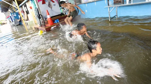 เตือน ปชช.พื้นที่น้ำท่วม เข้มเด็กเล่นน้ำ งดออกหาปลาช่วงน้ำเชี่ยว