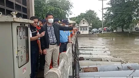 ผู้ว่าฯ โคราชนำทีมไปที่พิมาย มอบถุงยังชีพให้กำลังใจชาวบ้านโดนน้ำท่วม