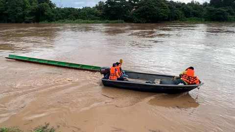 คืบหน้าเรือยาวชนตอม่อ ฝีพายหาย 2 คน ยังค้นหาอยู่ ได้ซากเรือส่วนหางแล้ว