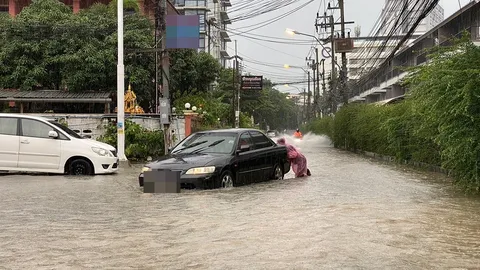 ฝนตกต่อเนื่อง น้ำท่วมพัทยาหลายจุด ปิดถนนเลียบทางรถไฟ