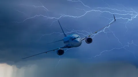 จะเกิดอะไรขึ้นเมื่อฟ้าผ่าเครื่องบิน?